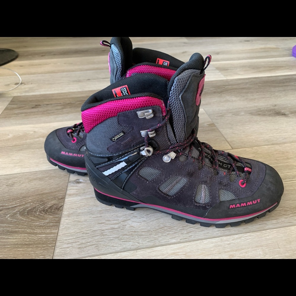 Mammut hiking boots, brand new